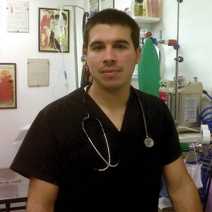 El médico veterinario Jorge Echave, cuyo consultorio se encuentra en Villa Gesell, propone incorporar una opción interesante: un servicio de ambulancia, traslados y delivery. Busca darle solución a una necesidad existente en el mercado. "La idea es diseñar una medida que capte una mayor clientela que no llega a la veterinaria por falta de movilidad o por comodidad. También está destinada a aquellos que tienen un animal en estado de urgencia", nos comentó. El vehículo se equiparía, principalmente, con jaulas de traslado canina y felina, un botiquín de primeros auxilios, un tubo de oxígeno portátil y una camilla enrollable de lona. El médico veterinario Jorge Echave, cuyo consultorio se encuentra en Villa Gesell, propone incorporar una opción interesante: un servicio de ambulancia, traslados y delivery. Busca darle solución a una necesidad existente en el mercado. "La idea es diseñar una medida que capte una mayor clientela que no llega a la veterinaria por falta de movilidad o por comodidad. También está destinada a aquellos que tienen un animal en estado de urgencia", nos comentó. El vehículo se equiparía, principalmente, con jaulas de traslado canina y felina, un botiquín de primeros auxilios, un tubo de oxígeno portátil y una camilla enrollable de lona.