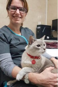 NataliaLuka es veterinaria egresada de la FCV de la UBA, especializada en Medicina Felina en Casilda (UNR) y en medicina regenerativa y células madre.