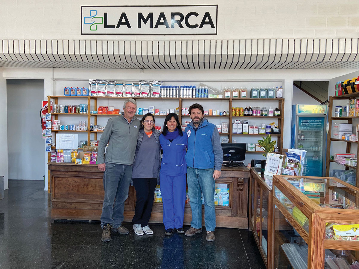 El equipo de Veterinaria La Marca: MV Juan Mazzocchi, Valeria Demattei (auxiliar), MV Paula Deluca y MV Alejandro Carballo.