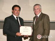 Fernando Cledou recibiendo su título de manos de las autoridades de la UCEMA.