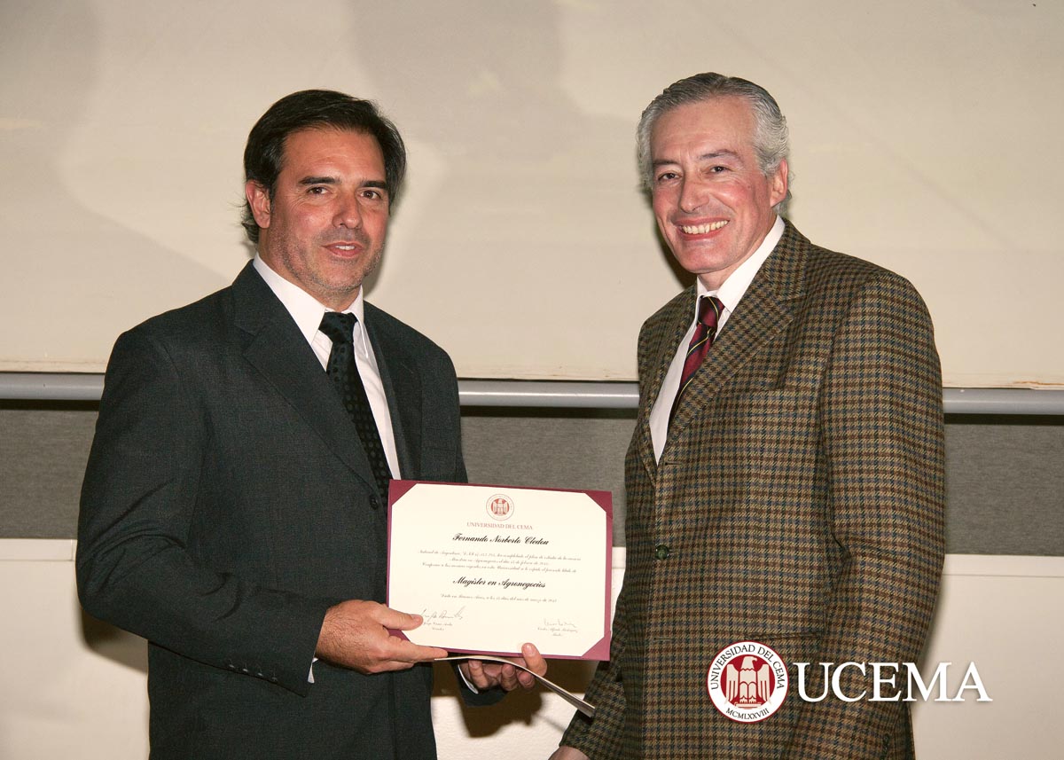 Fernando Cledou recibiendo su título de manos de las autoridades de la UCEMA.