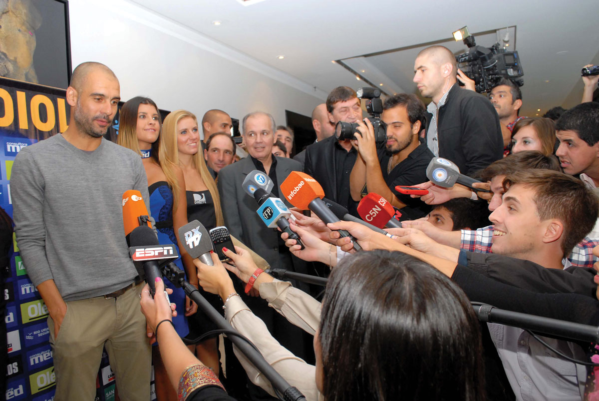 El ex entrenador del Barcelona, Pep Guardiola brindó una charla sobre liderazgo en el Gran Rex.