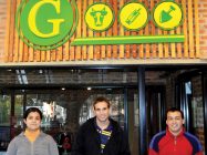 Aníbal Grane (centro) junto con Sergio y Vanesa, sus colaboradores.