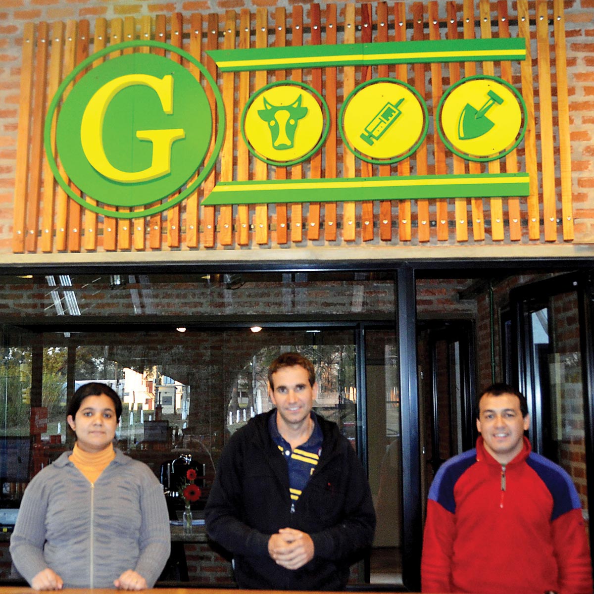 Aníbal Grane (centro) junto con Sergio y Vanesa, sus colaboradores.
